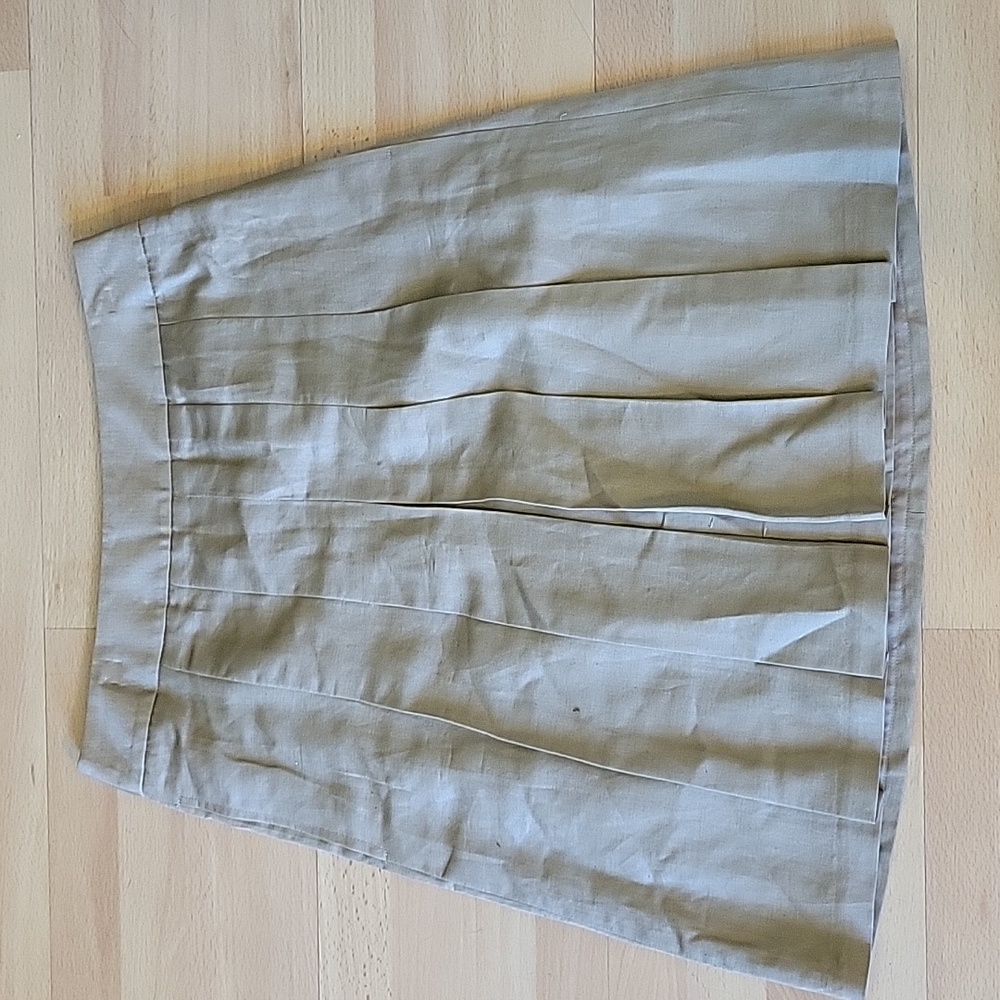 Nwt, Banana Republic pleated skirt, size 6, tan